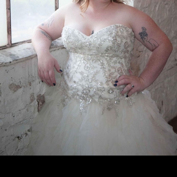 David's Bridal Strapless Corset Tulle Wedding Dress with Ruffled Skirt Size 14 - Picture 4 of 6